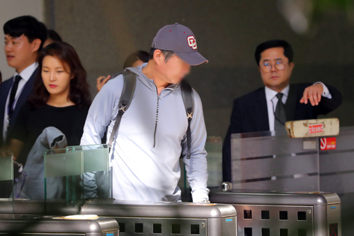 웅동학원 공사대금 채무를 변재하기 위해 위장이혼을 하고 위장소송을 벌였다는 의혹을 받고 있는 조국 법무부 장관의 동생 조모씨가 조사를 받기 위해 1일 오전 서울 서초동 서울중앙지방검찰청에 출석하고 있다. 뉴스1