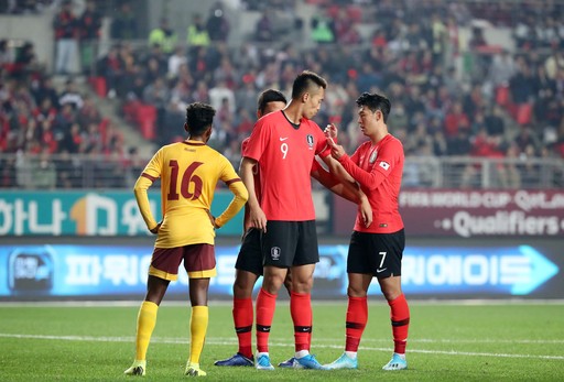 축구대표팀 손흥민이 김신욱에게 주장 완장을 전달하고 있다. 화성=뉴스1