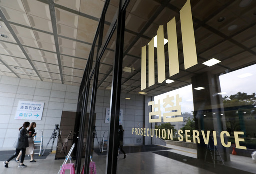 윤석열 검찰총장이 지난 4일 검찰의 피의자 공개소환을 전면 폐지 지시 내린 가운데 조국 법무부 장관 부인 정경심 동양대 교수가 두 번째 검찰에 비공개 소환돼 15시간 동안 조사를 받았다. 사진은 6일 서울 서초구 서울중앙지방검찰청의 모습. 뉴스1