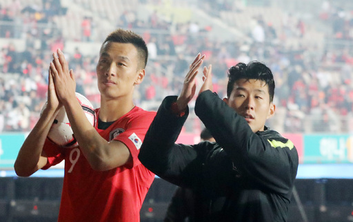 축구대표팀 김신욱(왼쪽)과 손흥민이 10일 오후 경기도 화성시 향남읍 화성종합경기타운에서 열린 2022 국제축구연맹(FIFA) 카타르 월드컵 아시아지역 2차 예선 조별리그(H조) 대한민국과 스리랑카의 경기 종료 후 팬들과 승리의 기쁨을 나누고 있다. 이날 대한민국은 8대0으로 승리를 거뒀다. 화성=뉴스1