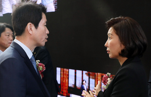 11일 서울 여의도 국회의정관 3층 중앙홀에서 열린 국회예산정책처 설립 16주년 기념식에 참석한 민주당 이인영 원내대표와 한국당 나경원 원내대표가 대화하고 있다. 뉴시스