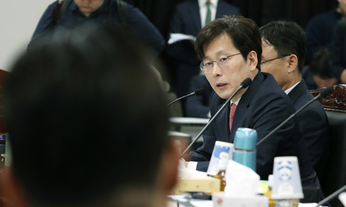 11일 오후 대구고등검찰청에서 열린 국회 법제사법위원회의 2019년 대구·부산 고등검찰청, 대구·부산·울산·창원 지방검찰청에 대한 국정감사에서 여환섭 대구지검장이 대안신당 박지원 의원의 질의에 답하고 있다. 연합뉴스