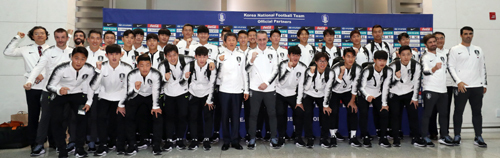 평양 원정에 나선 축구 대표팀 선수들이 13일 인천국제공항에서 중국으로 출국하며 정몽규 축구협회장(앞줄 왼쪽 여섯번째)과 기념촬영을 하고 있다. 영종도=연합뉴스