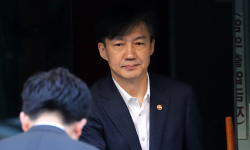 조국 법무부 장관이 출근하기 위해 11일 오전 서울 서초구 자택을 나서고 있다.