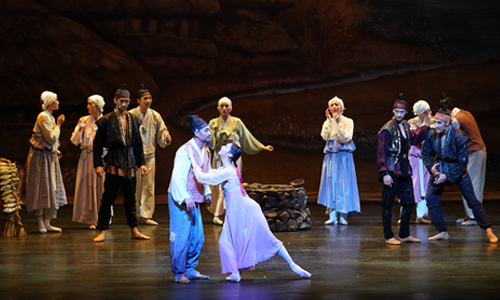 유니버설발레단 창작발레 ‘춘향’에서 19세 발레리나 김유진이 ‘심청’역을 맡아 열연하고 있다. 유니버설발레단 제공