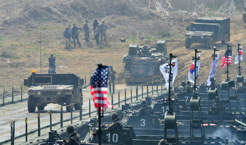 2016년 4월 8일 경기 연천군 전곡지역 훈련장 일대에서 열린 한·미 연합 도하훈련에서 주한미군 험비를 비롯한 전투차량들이 부교(浮橋)를 건너고 있다. 세계일보 자료사진