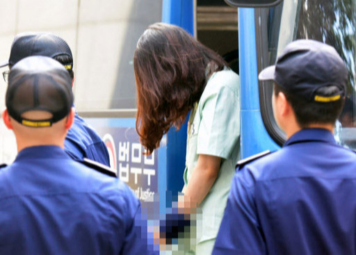 '전 남편 살해 사건' 피고인 고유정(36)이 3차 공판에 참석하기 위해 법정에 출석하고 있다. 뉴시스