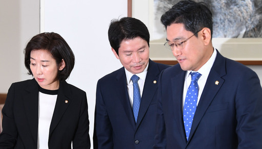 자유한국당 나경원, 더불어민주당 이인영, 바른미래당 오신환 원내대표(왼쪽부터)가 14일 오전 국회 운영위원장실에서 현안 논의를 위해 회동하고 있다. 허정호 선임기자