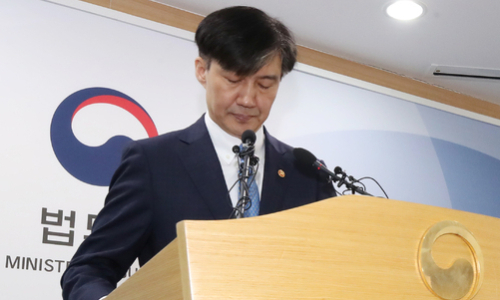 조국 법무부 장관이 14일 오전 경기도 정부과천청사에서 특수부 축소 등을 주요 내용으로 하는 검찰개혁안을 발표한 뒤 마이크 앞에서 물러서고 있다. 조 장관은 이날 오후 전격 사퇴 의사를 밝혔다. 연합뉴스