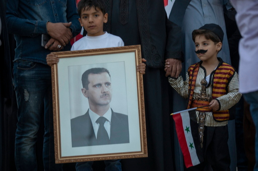 요르단 거주 시리아 어린이도 ‘터키 규탄’ 집회에 15일(현지시간) 요르단 수도 암만의 시리아 대사관 인근에서 열린 ‘터키 규탄’ 집회에 참석한 아이들이 바샤르 알아사드 시리아 대통령의 초상화와 시리아 깃발을 들고 있다.   암만=EPA연합뉴스