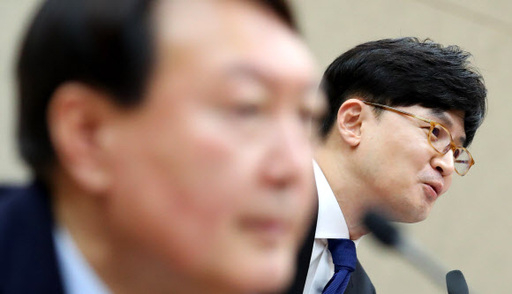 17일 서울 서초구 대검찰청에서 열린 국회 법제사법위원회의 대검찰청에 대한 국정감사에서 한동훈 반부패·강력부장이 의원 질의에 답하고 있다. 왼쪽은 윤석열 검찰총장. 연합뉴스