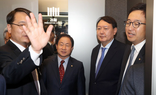 윤석열 검찰총장 등이 17일 오전 서울 서초구 대검찰청에서 열린 국회 법제사법위원회의 대검찰청에 대한 국정감사에서 오전 질의를 마친 뒤 승강기를 타고 퇴장하고 있다. 강남일(왼쪽부터) 대검 차장검사, 주광덕 자유한국당 의원, 윤 총장, 금태섭 더불어민주당 의원. 뉴시스