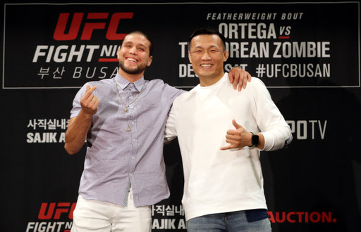 17일 서울 서대문구 그랜드힐튼 호텔에서 열린 ‘UFC 파이트 나이트 부산’ 기자회견에서 메인이벤트인 페더급 매치를 벌일 오르테가(왼쪽)와 정찬성이 포즈를 취하고 있다. 연합뉴스