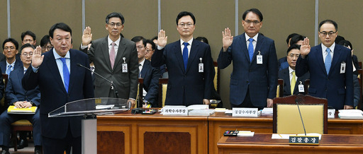 증인 선서 윤석열 검찰총장(왼쪽)과 대검찰청 간부들이 17일 서울 서초구 대검에서 열린 국회 법제사법위원회의 대검 국정감사 시작에 앞서 증인 선서를 하고 있다. 하상윤 기자