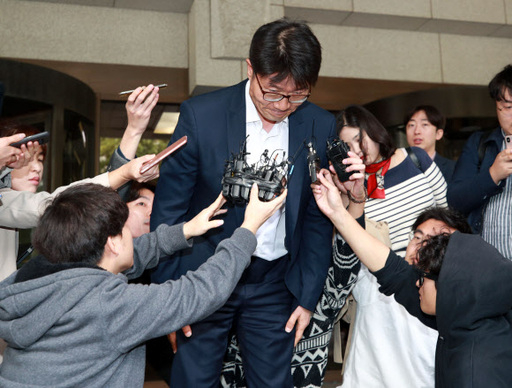 17일 오전 서울 서초동 대법원에서 ''국정농단 뇌물'' 공여 혐의 등으로 재판에 넘겨진 신동빈 롯데그룹 회장의 상고심 선고 공판이 열렸다. 대법원은 이날 신 회장에게 징역 2년6개월에 집행유예 4년을 선고한 원심 판결을 받아들여 확정했다. 공판이 끝난 뒤 이병희 롯데그룹 상무가 입장을 밝힌 뒤 인사하고 있다. 연합뉴스