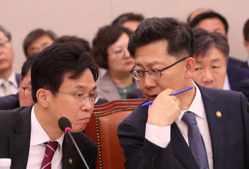 김현수 농림축산식품부 장관(오른쪽)과 이재욱 차관이 18일 오전 국회에서 열린 농림축산식품해양수산위원회 국정감사에 출석해 이야기하고 있다. 연합뉴스