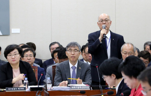 18일 오전 국회에서 열린 과학기술정보방송통신위원회의 과학기술정보통신부 소관 감사대상기관 종합국정감사에서 이병권 한국과학기술연구원 원장(오른쪽)이 의원 질의에 답변하고 있다. 연합뉴스