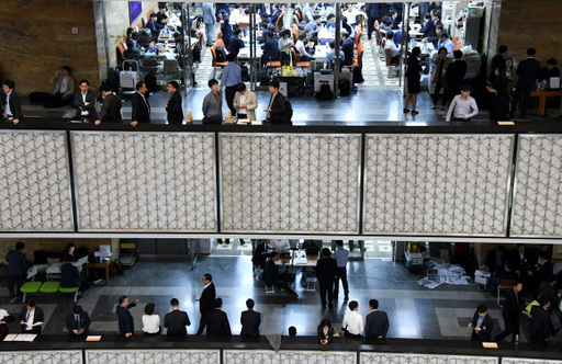 종합국정감사가 시작되는 18일 오전 국회 복도 등 곳곳이 감사대상 기관 관계자들로 크게 북적이고 있다. 연합뉴스