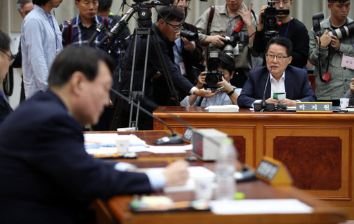 무소속 박지원 의원이 17일 서울 서초구 대검찰청에서 열린 국회 법제사법위원회의 대검찰청 국정감사에서 윤석열 검찰총장에게 질문하고 있다. 연합뉴스