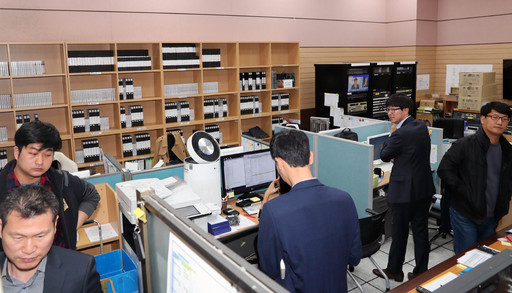 서울남부지검 검사와 수사관들이 18일 서울 여의도 국회 의정관 국회방송 자료실을 압수수색 하고 있다. 뉴시스