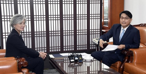 강경화 외교부 장관이 8월 26일 국회 외교통일 위원장실에서 자유한국당 소속 윤상현 외교통일 위원장과 지소미아 종료 결정 관련 면담을 하고 있다. 연합뉴스