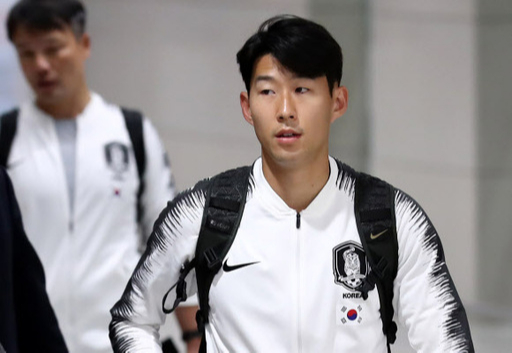29년 만의 평양 원정에서 무승부를 기록한 대한민국 축구 대표팀 주장 손흥민이 17일 오전 인천공항 제2여객터미널을 통해 귀국하고 있다. 뉴시스