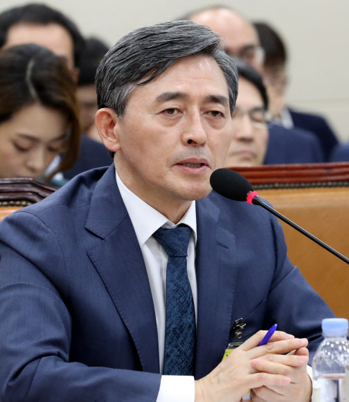 양승동 KBS 사장이 17일 오전 국회에서 열린 과방위 국정감사에 출석, 의원 질의에 답변하고 있다. 연합뉴스