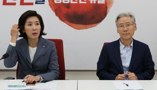 나경원 원내대표와 여상규 위원장. 연합뉴스