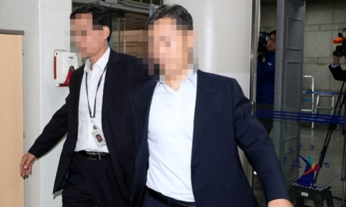 버닝썬 사건에서 이른바 ‘경찰총장’으로 불리며 사건 연루 단서가 드러난 윤모(오른쪽) 총경이 특정범죄가중처벌법상 알선수재와 자본시장법 위반 등의 혐의로 지난 10일 서울 서초구 서울중앙지방법원에서 열리는 영장실질심사에 출석하고 있다. 연합뉴스