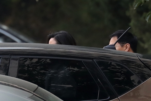 업무상횡령, 증거위조교사, 범죄수익 은닉법 위반 등의 혐의로 구속 전 피의자심문을 하루 앞두고 있는 정경심 동양대 교수가 22일 오전 서울 서초구의 자택에서 차량에 탑승하고 있다.뉴스1