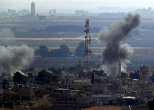 터키군의 폭격을 받은 시리아 북동부의 요충지인 라스 알-아인 지역에서 연기가 솟아오르고 있다. AP연합뉴스