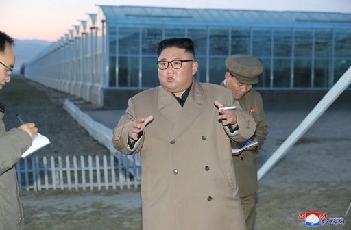 지난 18일 김정은 북한 국무위원장이 함경북도 경성군의 중평남새온실농장과 양묘장 건설장을 시찰했다고 조선중앙통신이 공개한 사진. 연합뉴스