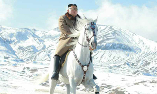 북한 노동신문은 김정은 국무위원장이 백마를 타고 백두산 정상에 올랐다고 지난 16일 보도했다. 뉴시스