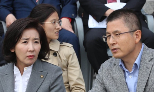 자유한국당 황교안 대표와 나경원 원내대표가 24일 국회 본관 앞에서 열린 자유한국당 외교안보 정책비전 발표 '자유와 평화의 G5를 향하여'에서 이야기하고 있다. 연합뉴스