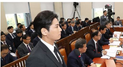 24일 오후 국회에서 열린 행정안전위원회의 행정안전부, 중앙선거관리위원회, 인사혁신처, 경찰청, 소방청 등의 종합국정감사에서 클럽 '버닝썬' 사태를 촉발한 김상교 씨가 참고인으로 출석해 무소속 이언주 의원의 질의에 답변하고 있다. 연합뉴스