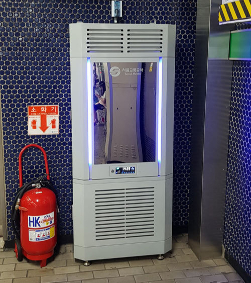 미세먼지를 줄이기 위해 서울 지하철 2호선 강남역에 시범 설치된 고성능 공기청정기.