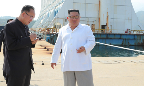 김정은 북한 국무위원장이 금강산 관광지구를 현지 지도하고 금강산에 설치된 남측 시설 철거를 지시했다고 조선중앙통신이 23일 보도했다. 연합뉴스