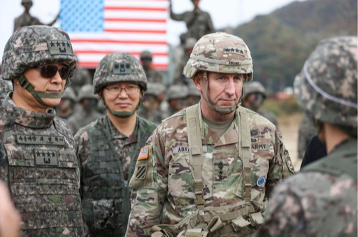 23일 강원도 철원에 있는 문혜리 사격장에서 로버트 에이브럼스 한·미연합사령관(왼쪽 세번째)과 최병혁 연합사 부사령관(맨 왼쪽)이 국군 장병으로부터 훈련 상황을 보고받고 있다. 주한미군 페이스북 캡처