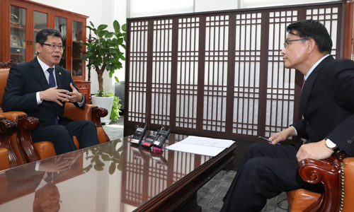 김연철 통일부 장관이 25일 오전 서울 여의도 국회에서 윤상현 외교통일위원장을 만나 금강산관광지구 남측 건물 철거 등과 관련해 보고를 하고 있다. 뉴스1