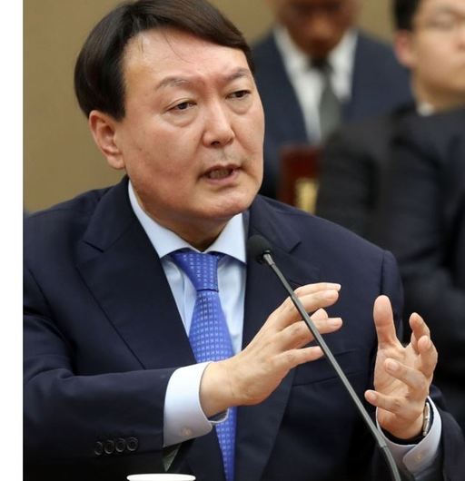 윤석열 검찰총장이 17일 오전 서울 서초구 대검찰청에서 열린 국회 법제사법위원회의 대검찰청에 대한 국정감사에서 의원들 질의에 답하고 있다. 뉴시스