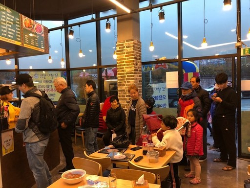 ‘대통령 영부인이 선택한 치킨’으로 유명세를 탄 또봉이통닭을 맛보기 위해 고객들이 길게 줄지어 차례를 기다리고 있다. 또봉이통닭 제공