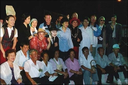 노무현정부 시절이던 2014년 한나라당(현 자유한국당) 의원들이 고(故) 노 전 대통령을 희화화하는 내용의 ‘환생경제’ 공연을 한 뒤 기념촬영을 하고 있다. 연합뉴스