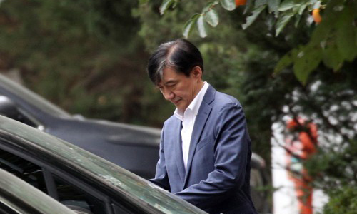 조국 전 법무부 장관이 지난 24일 오전 서울 방배동 자택에서 외출하고 있다. 연합뉴스