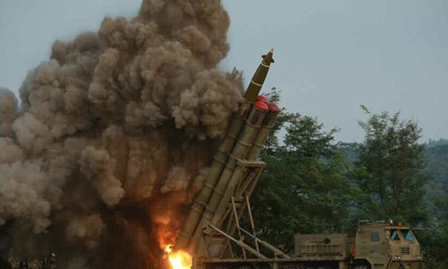 북한이 9월 10일 평안남도 개천 일대에서 초대형 방사포를 가상 표적을 향해 발사하고 있다. 뉴시스