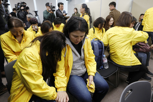 31일 서울 중구 사회적참사 특별조사위원회에서 '세월호참사 구조수색 적정성 조사내용 중간발표 기자간담회'가 끝난 뒤 4.16 가족협의회 유가족들이 슬픔에 잠겨 있다. 뉴스1