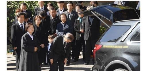 문재인 대통령이 김정숙 여사와 함께 31일 부산 남천성당에서 엄수된 모친 강한옥 여사의 발인에서 고개 숙여 인사하고 있다. 부산=연합뉴스