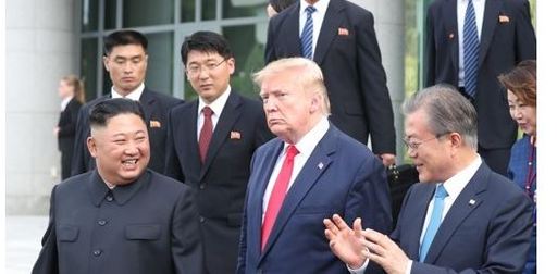 지난 6월30일 판문점에서 회동한 김정은 북한 국무위원장, 도널드 트럼프 미국 대통령, 문재인 대통령. 판문점=연합뉴스