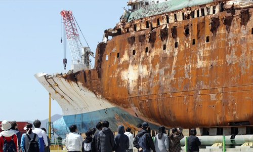 세월호 참사 5주기를 하루 앞둔 4월 15일 전남 목포신항에 인양돼 있는 세월호 앞에 추모객들의 발길이 이어지고 있다. 연합뉴스