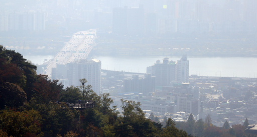 미세먼지 농도가 나쁨 수준을 보인 1일 오전 서울 남산에서 바라본 도심이 뿌옇게 보인다. 뉴시스