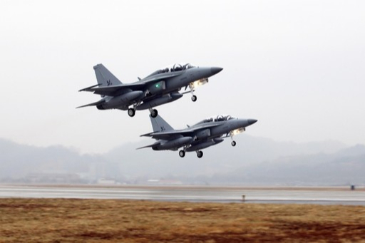 태국에 수출되는 T-50TH 훈련기 편대가 현지로 이동하기 위해 활주로를 이륙하고 있다. KAI 제공